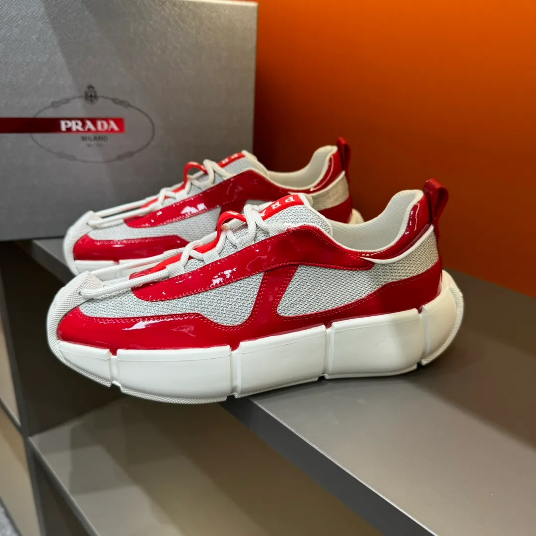 P460 PRADA/Prada men's lace-up leather casual sports shoes, the upper is made of cowhide leather and breathable mesh. It is soft, comfortable and breathable. The tongue is decorated with the PRADA brand letter logo. The thick rubber sole echoes the red label tongue. The style is fashionable and elegant. The details are carefully crafted. A casual sports shoe with a super western style and excellent breathability! Code number 38-45 (45 customized)